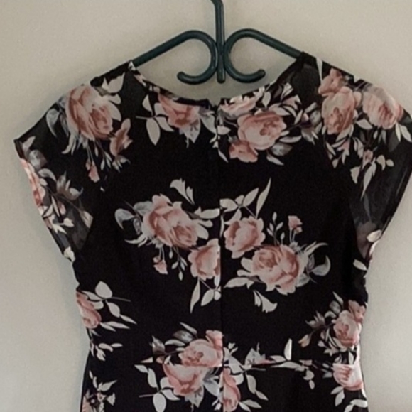 Suzy Shier Floral Dress Size Med - Picture 2 of 3